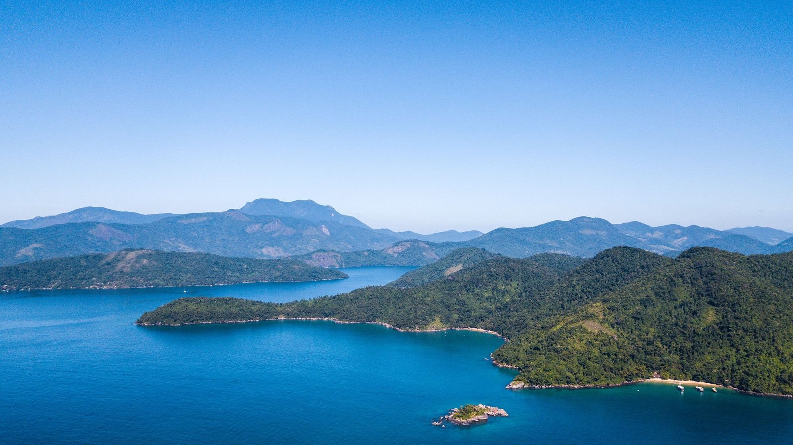 Luchtfoto van de groene eilanden in de baai van Paraty