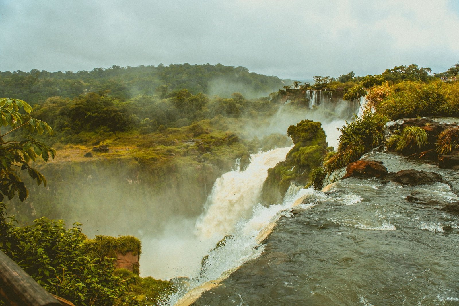Brede watervallen van Iguazu tussen het groen