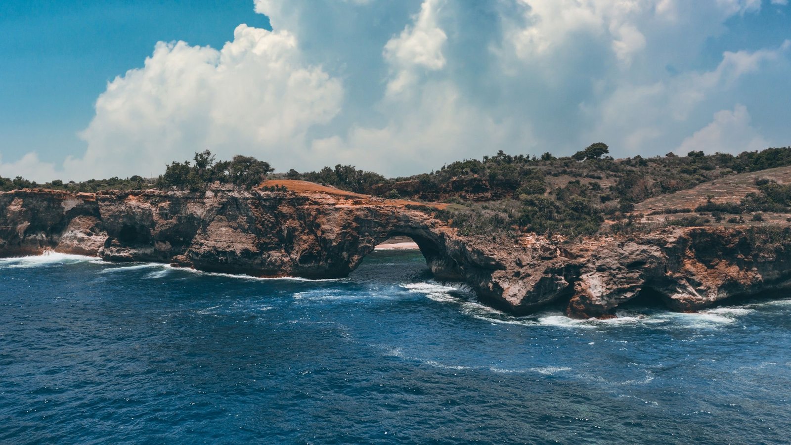 Rotsbogen en kliffen van Broken Beach op Nusa Penida