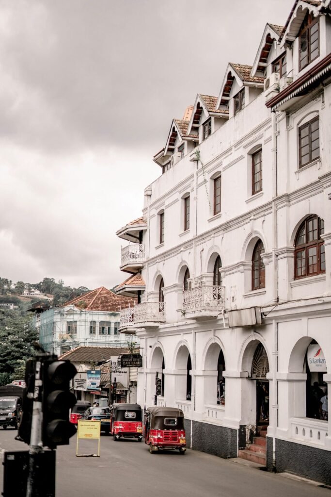 Het koloniale Queen’s Hotel in het centrum van Kandy