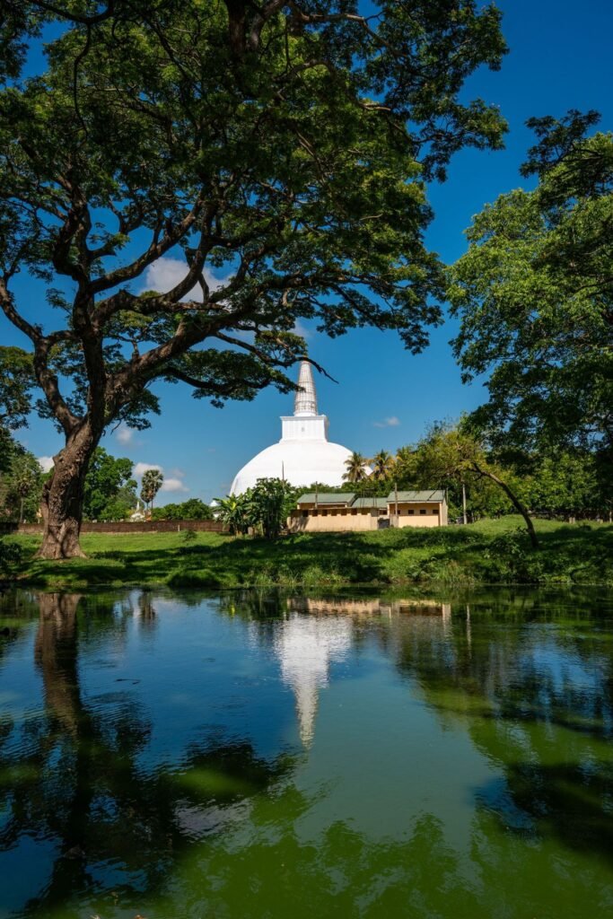 De witte Ruwanwelisaya-stupa weerspiegeld in het water in Anuradhapura