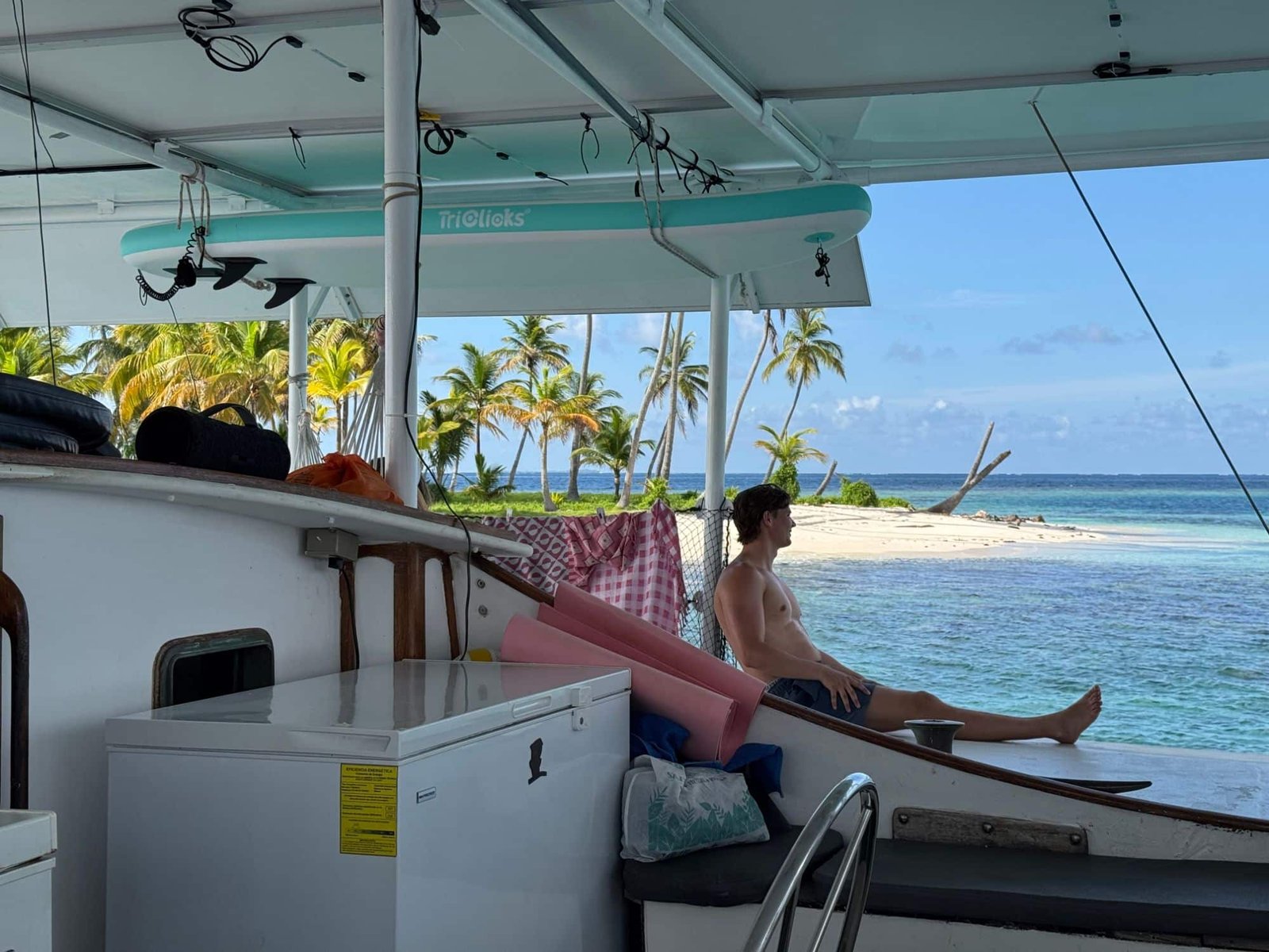 Uitzicht vanaf de zeilboot op een palmeneiland tijdens de San Blas tour in Panama