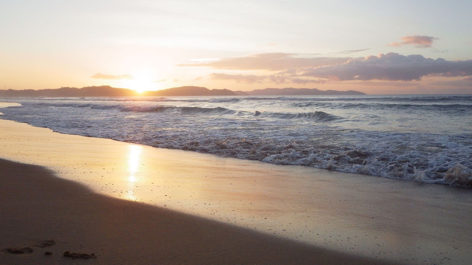 Zonsopkomst boven zee aan het strand van San Vicente op Palawan