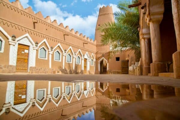 Traditionele architectuur van leemsteen met een hoge toren in Saoedi-Arabië