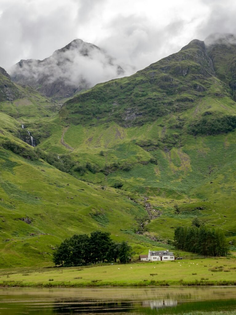 Groene bergen onder wolken in de Schotse Highlands