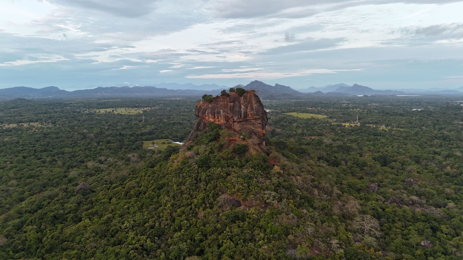 Luchtfoto van de Leeuwenrots van Sigiriya boven de jungle