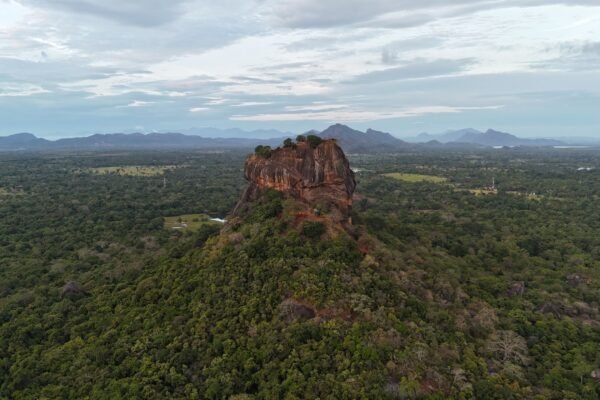 Luchtfoto van de Leeuwenrots van Sigiriya die boven het groene binnenland van Sri Lanka uitsteekt