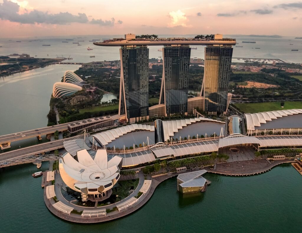 Marina Bay Sands en de skyline van Singapore aan het water