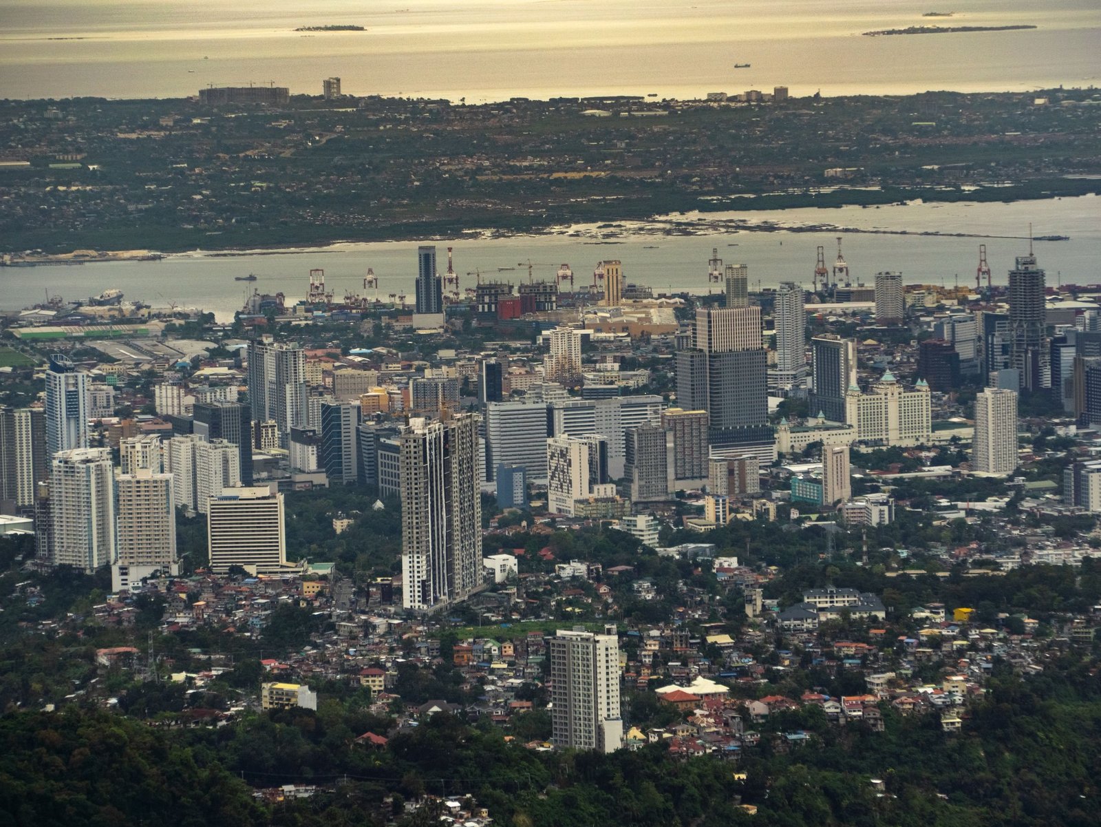 Uitzicht over de skyline van Cebu City en de kust