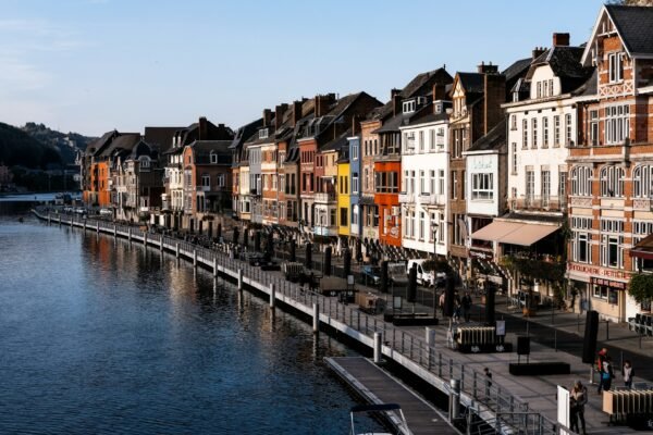 Gekleurde gevels langs de kade van een Europees stadje aan het water