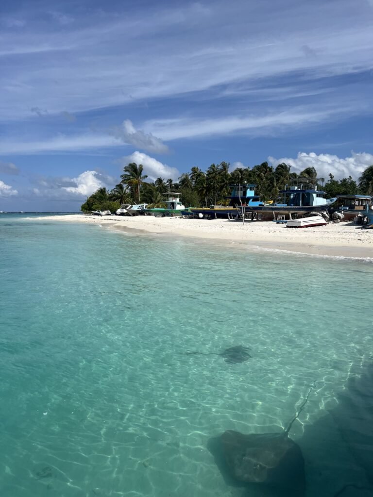 Wit strand en helder water op Dharavandhoo in Baa Atoll
