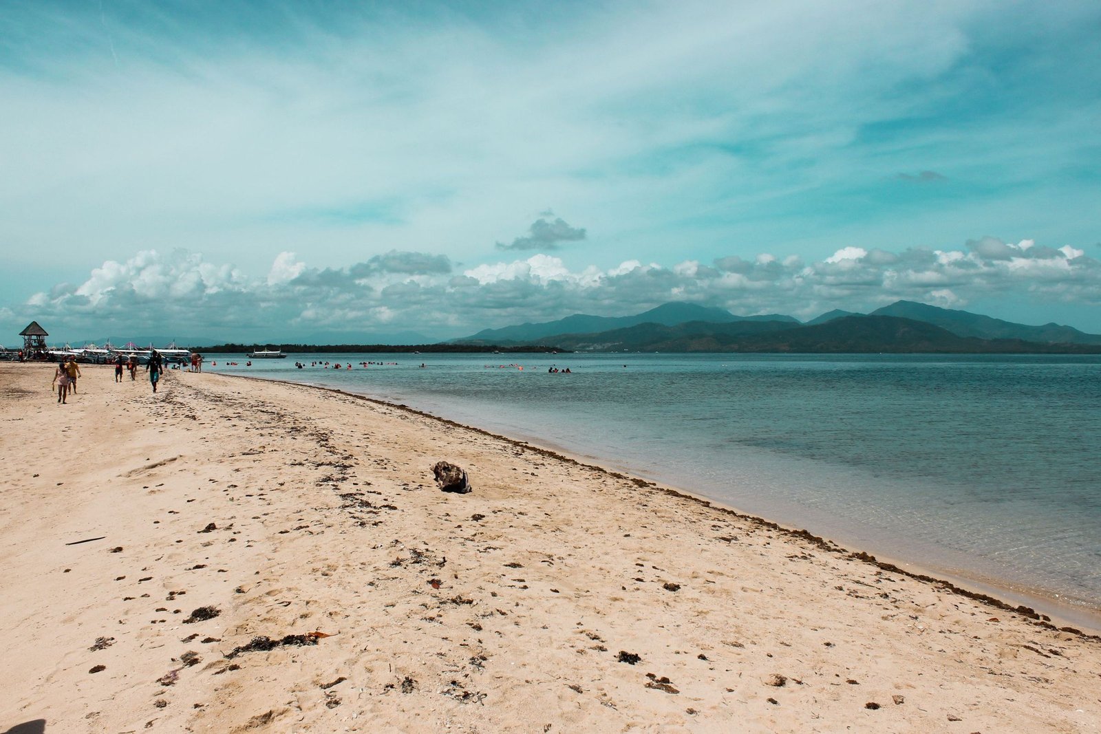 Strand met bergen aan de horizon bij Puerto Princesa
