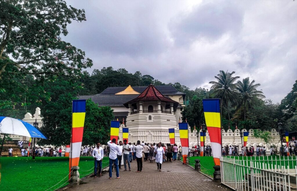 Bezoekers bij de Tempel van de Tand in Kandy