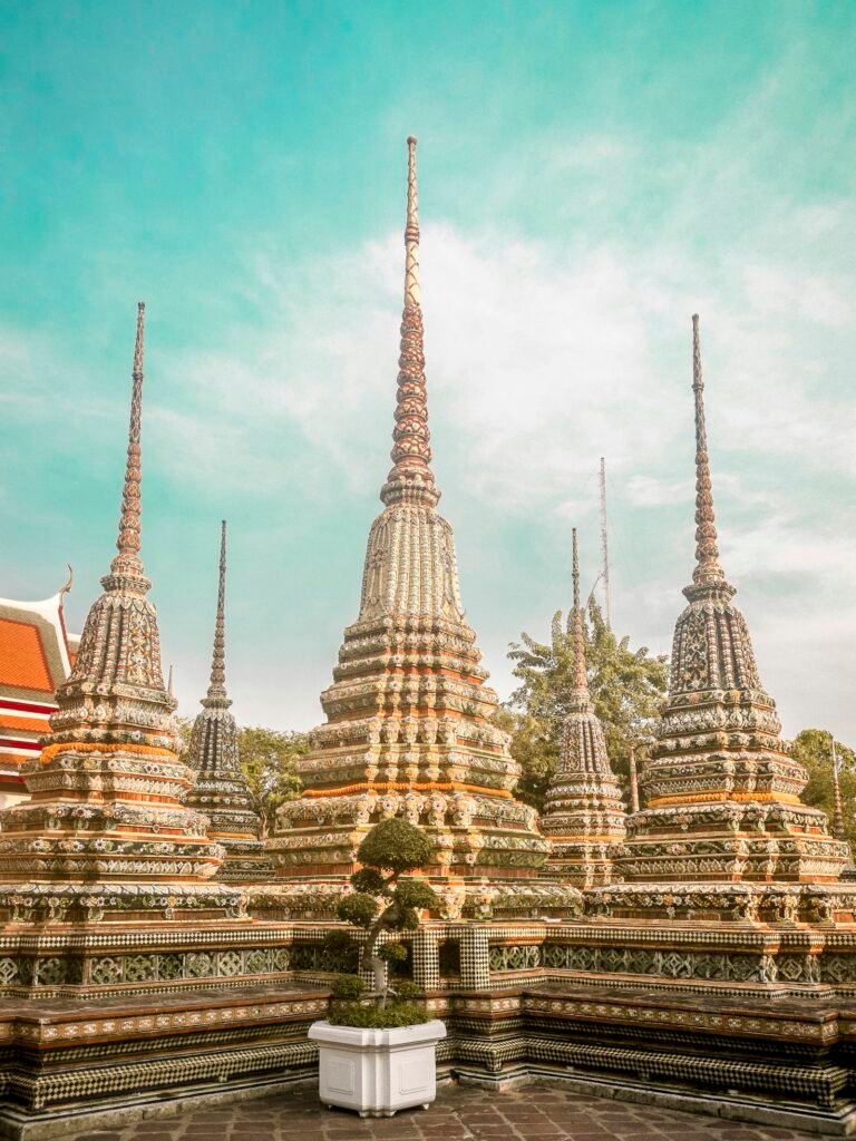 De vergulde stoepa’s van de Wat Pho-tempel in Bangkok, Thailand
