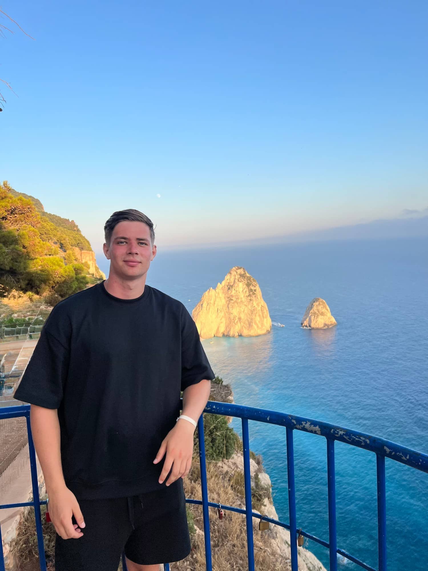 Mitchel bij een uitkijkpunt over de kust van Zakynthos in Griekenland met twee rotsen in zee