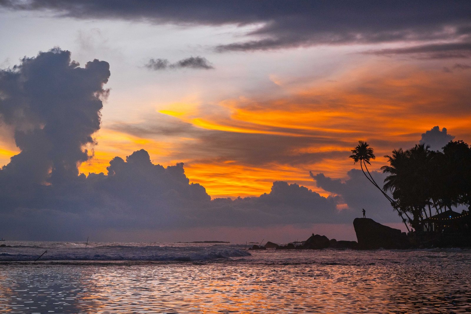 Zonsondergang boven de zee bij Unawatuna
