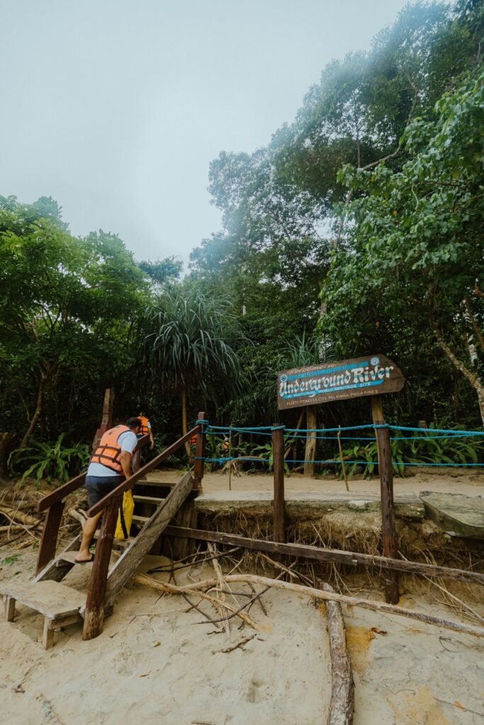 Trap en bord bij de ingang van de Underground River bij Puerto Princesa