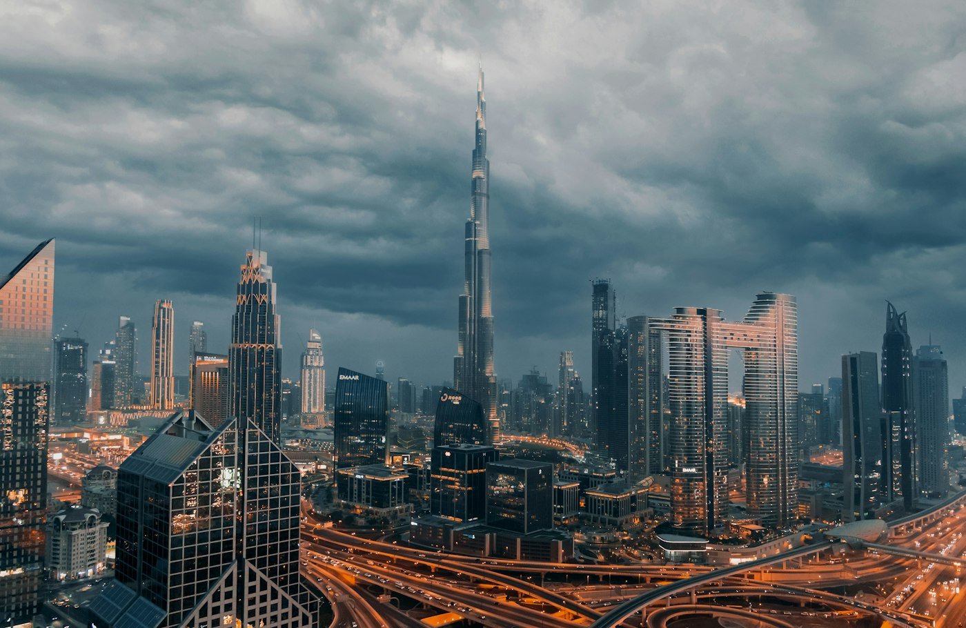 De Burj Khalifa boven de skyline van Dubai in de Verenigde Arabische Emiraten