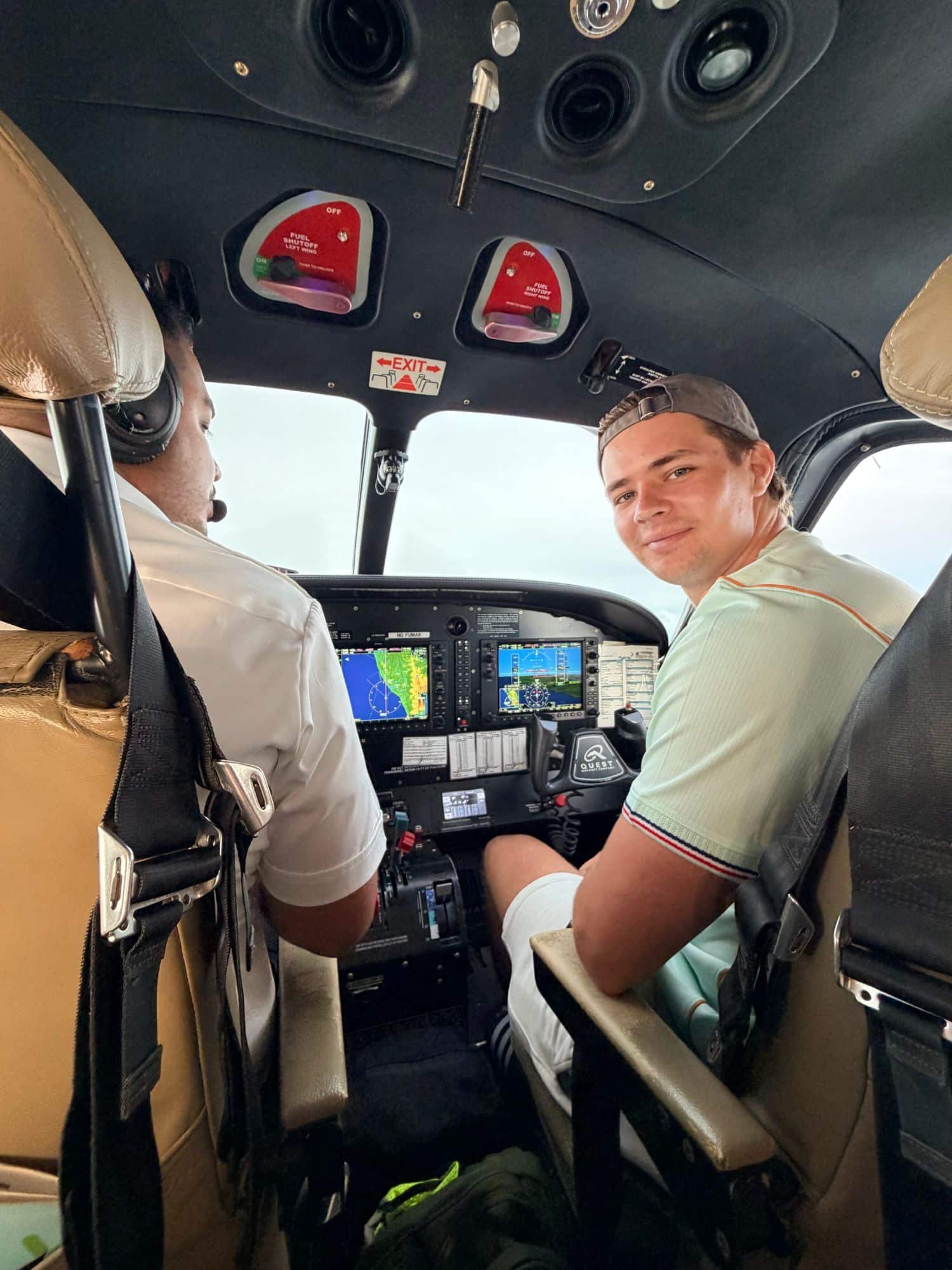 Mitchel in de cockpit van het propellervliegtuig naar de San Blas eilanden in Panama