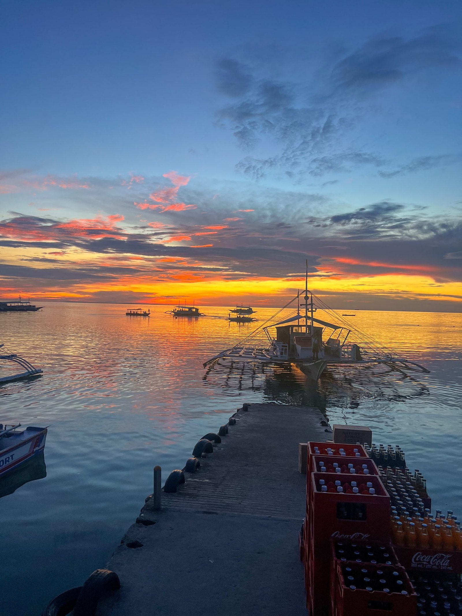 Zonsondergang boven de steiger en bangka’s bij Malapascua