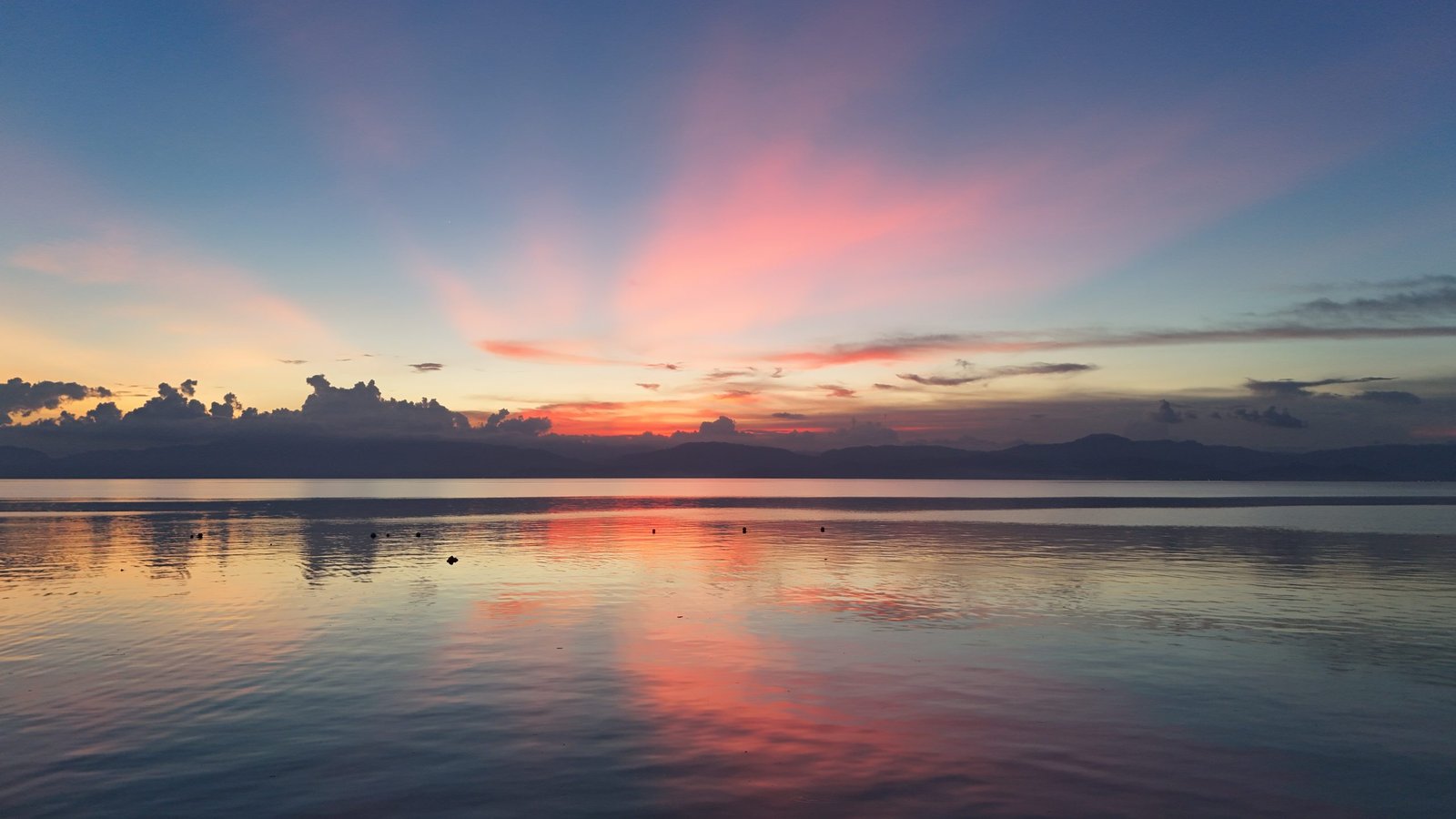 Roze zonsondergang boven de zee bij Moalboal aan de westkust van Cebu