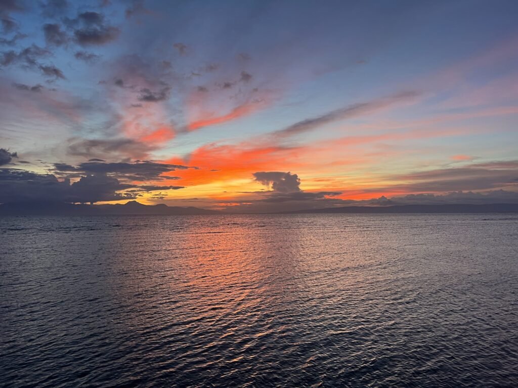 Zonsondergang boven de zee aan de westkust van Siquijor
