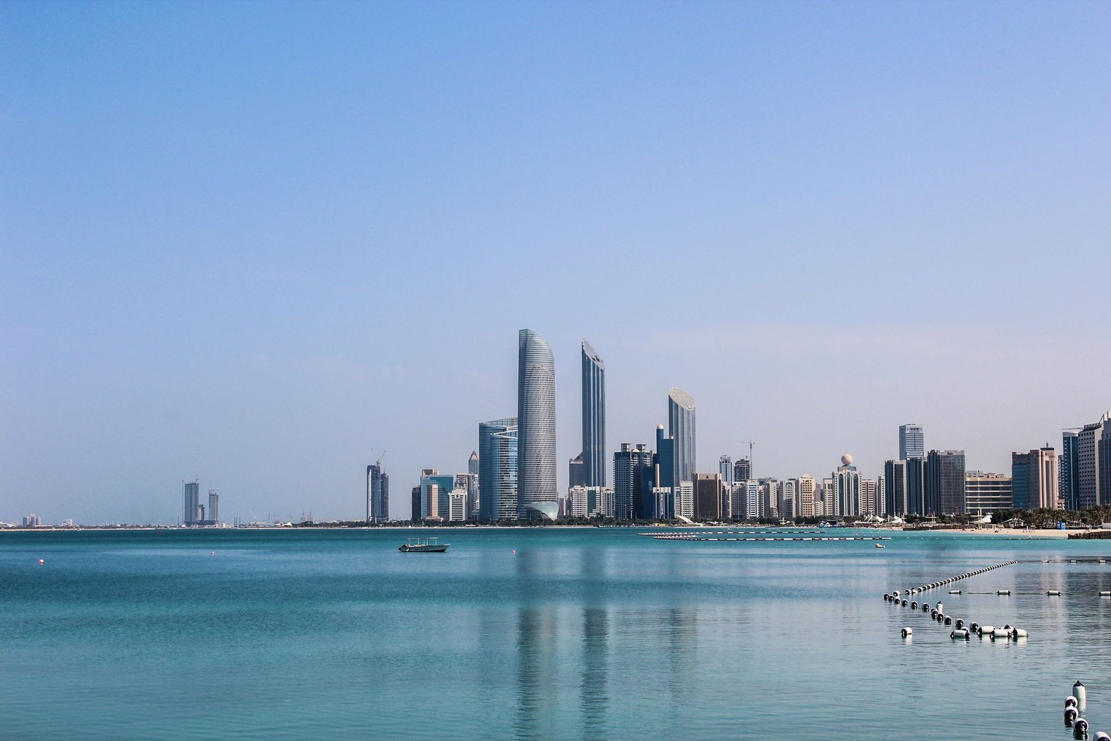Skyline van Abu Dhabi aan het water