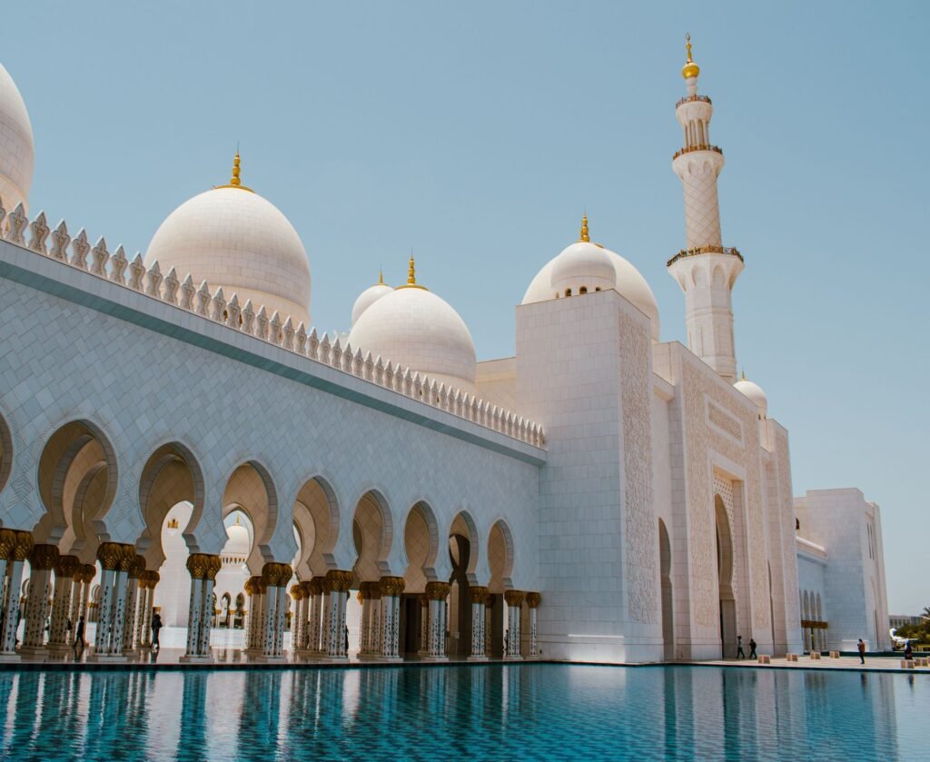 Zuilengang en water bij de Sheikh Zayed-moskee