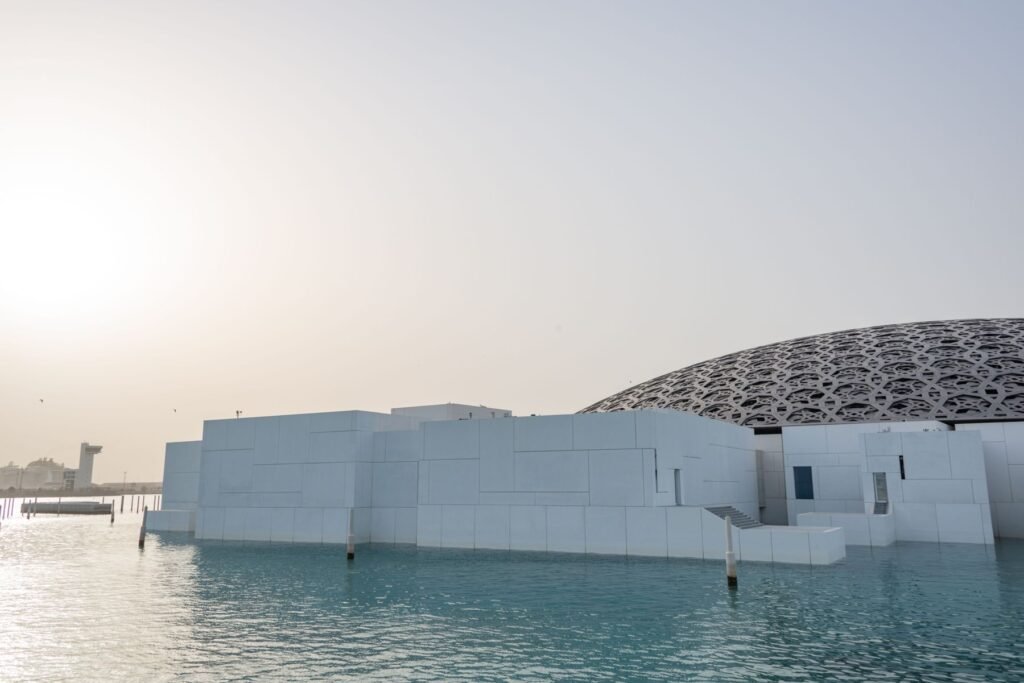 Het Louvre Abu Dhabi aan het water