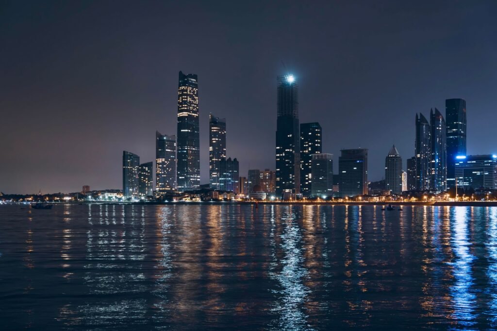 Skyline van Abu Dhabi bij nacht