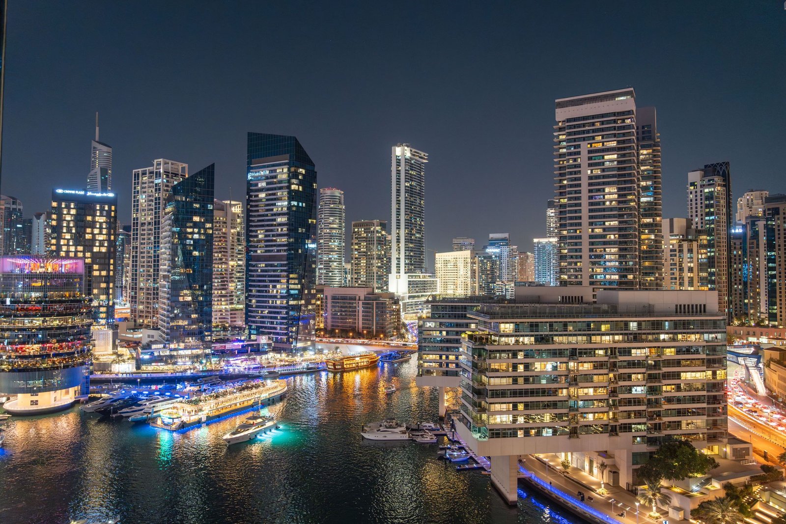 Dubai Marina bij nacht