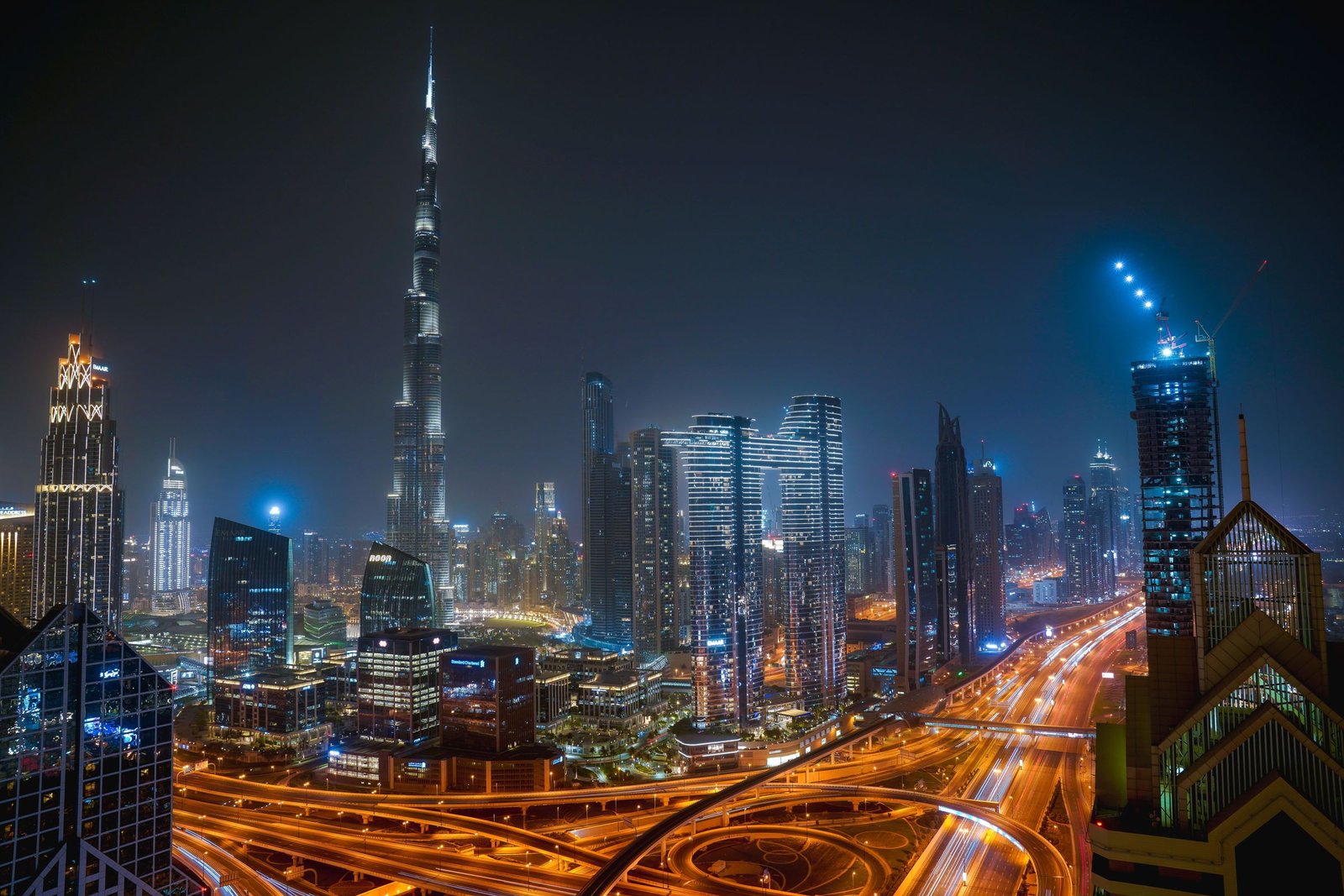 Skyline van Dubai met de Burj Khalifa bij nacht