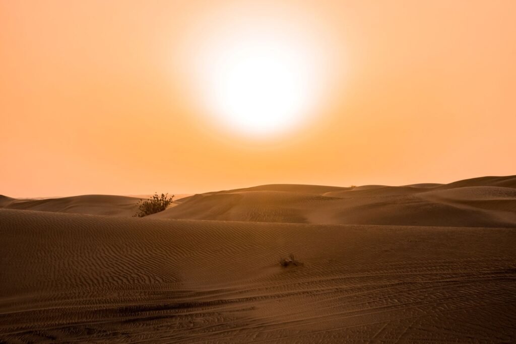 Zonsondergang boven de duinen bij Dubai