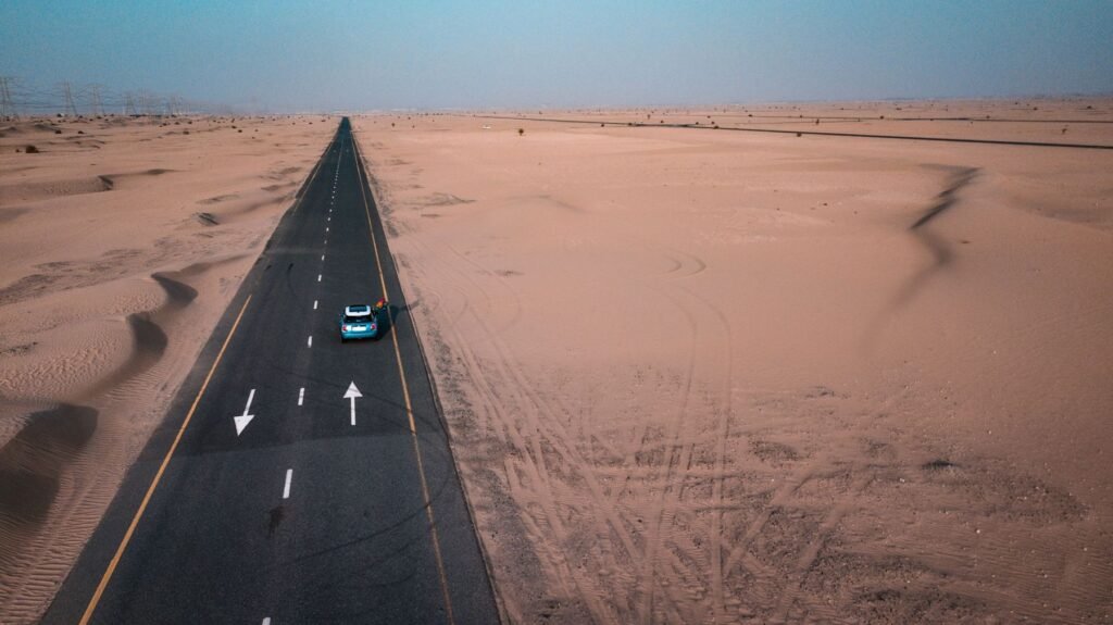 Weg door de woestijn bij Dubai