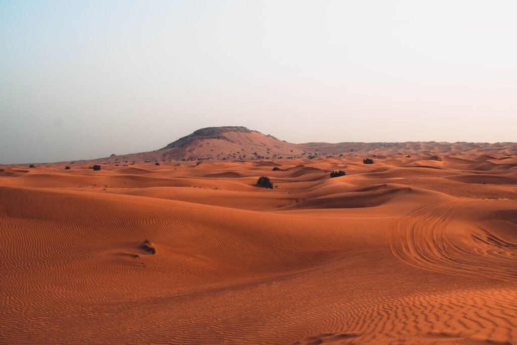 Rode zandduinen in de woestijn bij Dubai