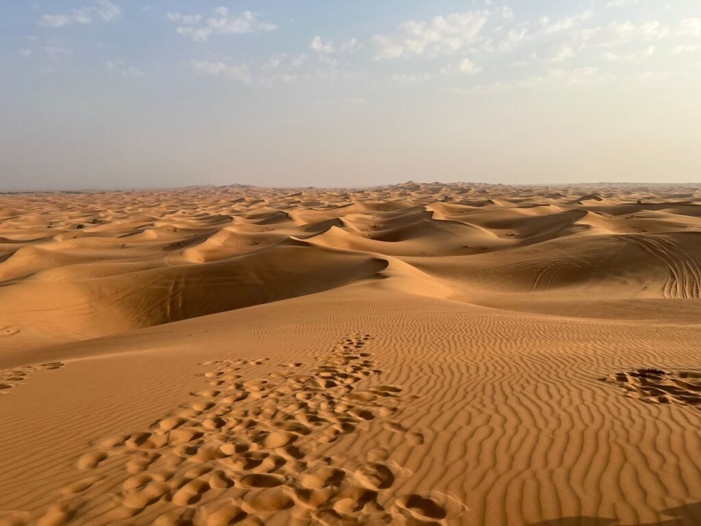 Zandduinen bij zonsopkomst