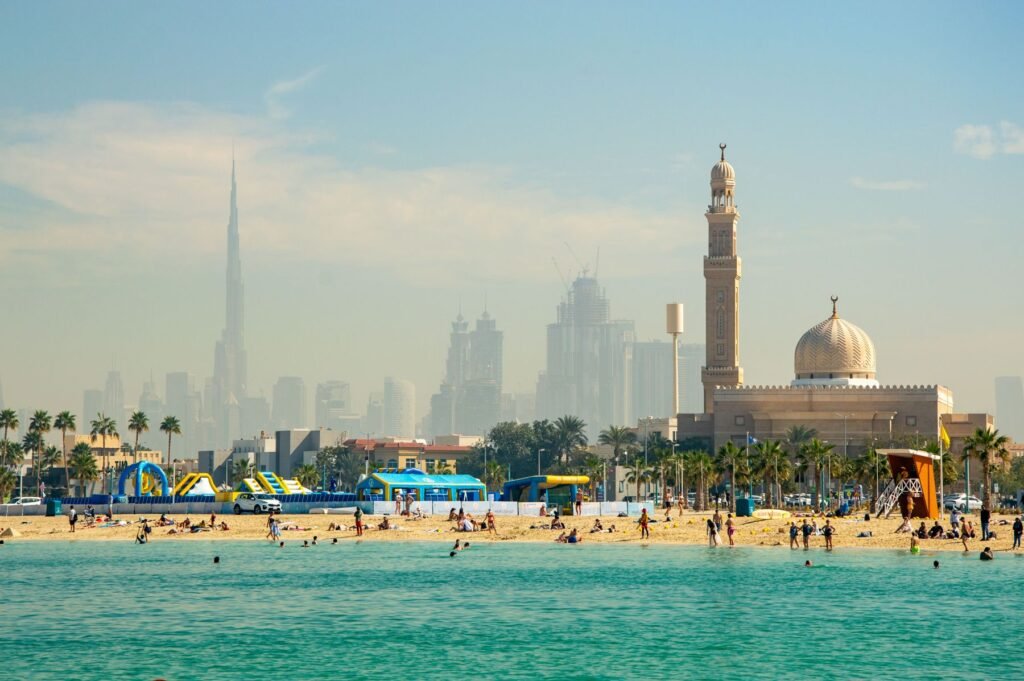 Strand in Dubai met de skyline