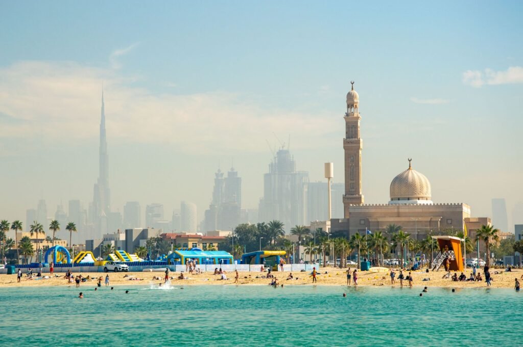Strand en moskee aan de kust van Dubai