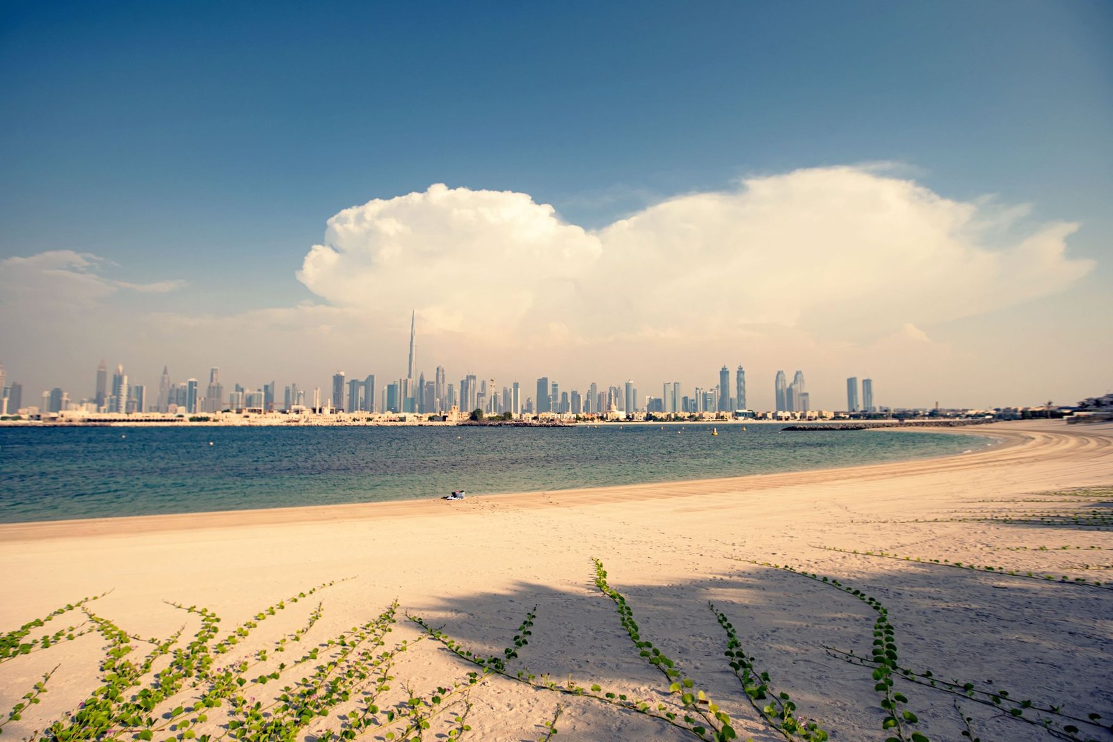 Strand en skyline van Dubai