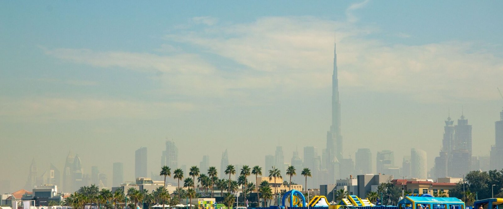 Strand in Dubai met de Burj Khalifa in de verte
