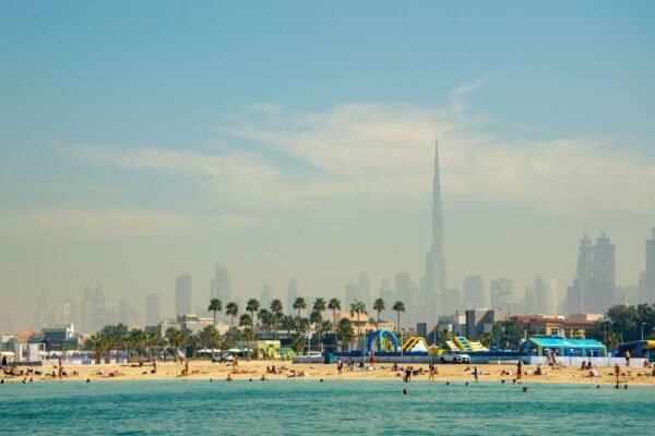 Strand in Dubai met de Burj Khalifa in de verte