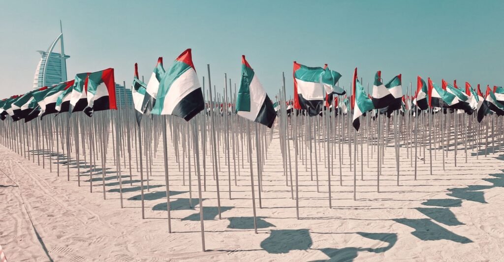 Vlaggen van de Emiraten op het strand
