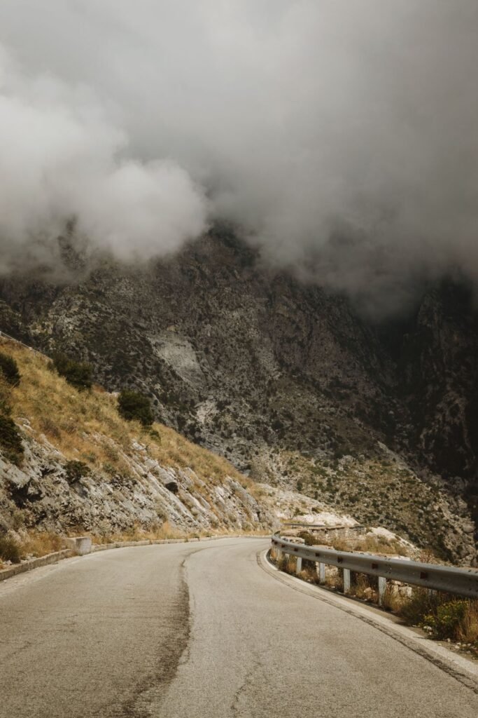 Kronkelende weg over de Llogara-pas