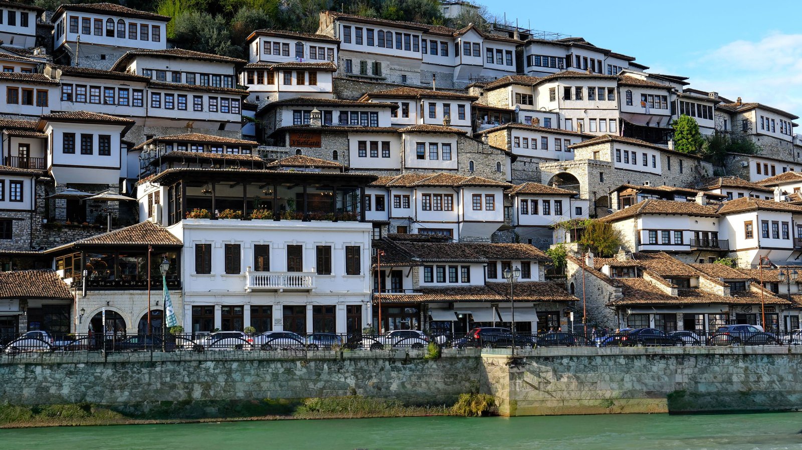 Huizen van Berat langs de rivier