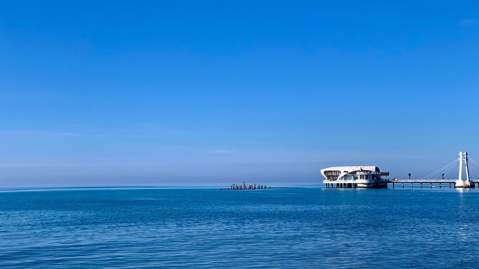 Pier in de zee bij Durrës