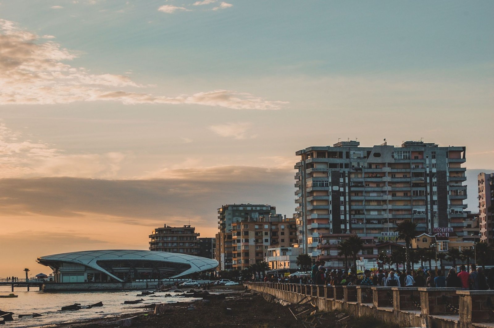 Boulevard en flats aan de kust van Durrës