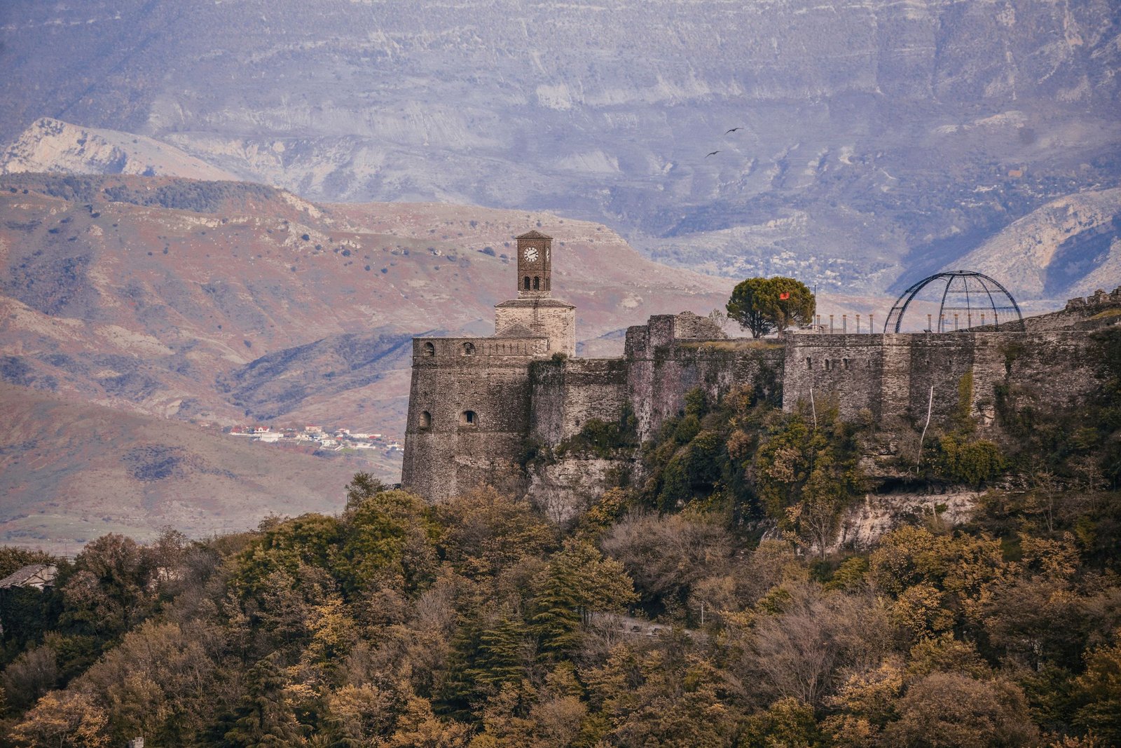 Het kasteel van Gjirokastër boven de vallei