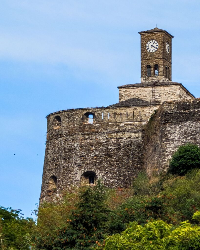 Kasteel van Gjirokastër met klokkentoren