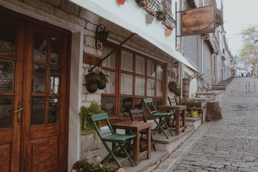Terras in een straat van Gjirokastër