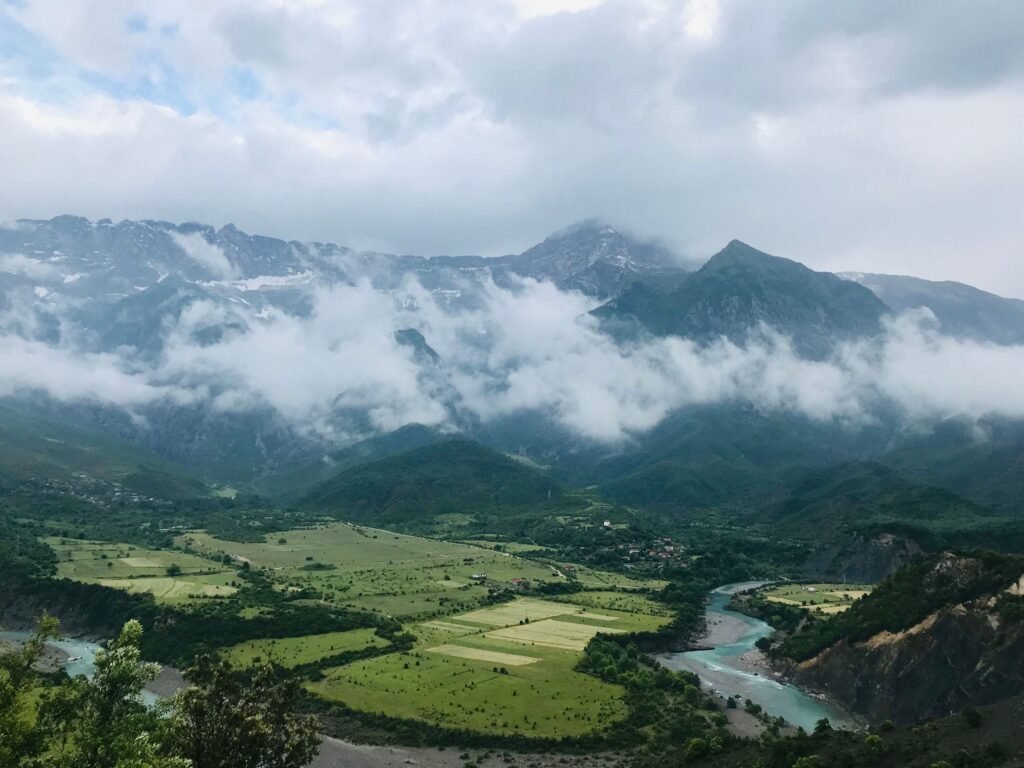 Groene dalen en bergen in de wolken bij Përmet